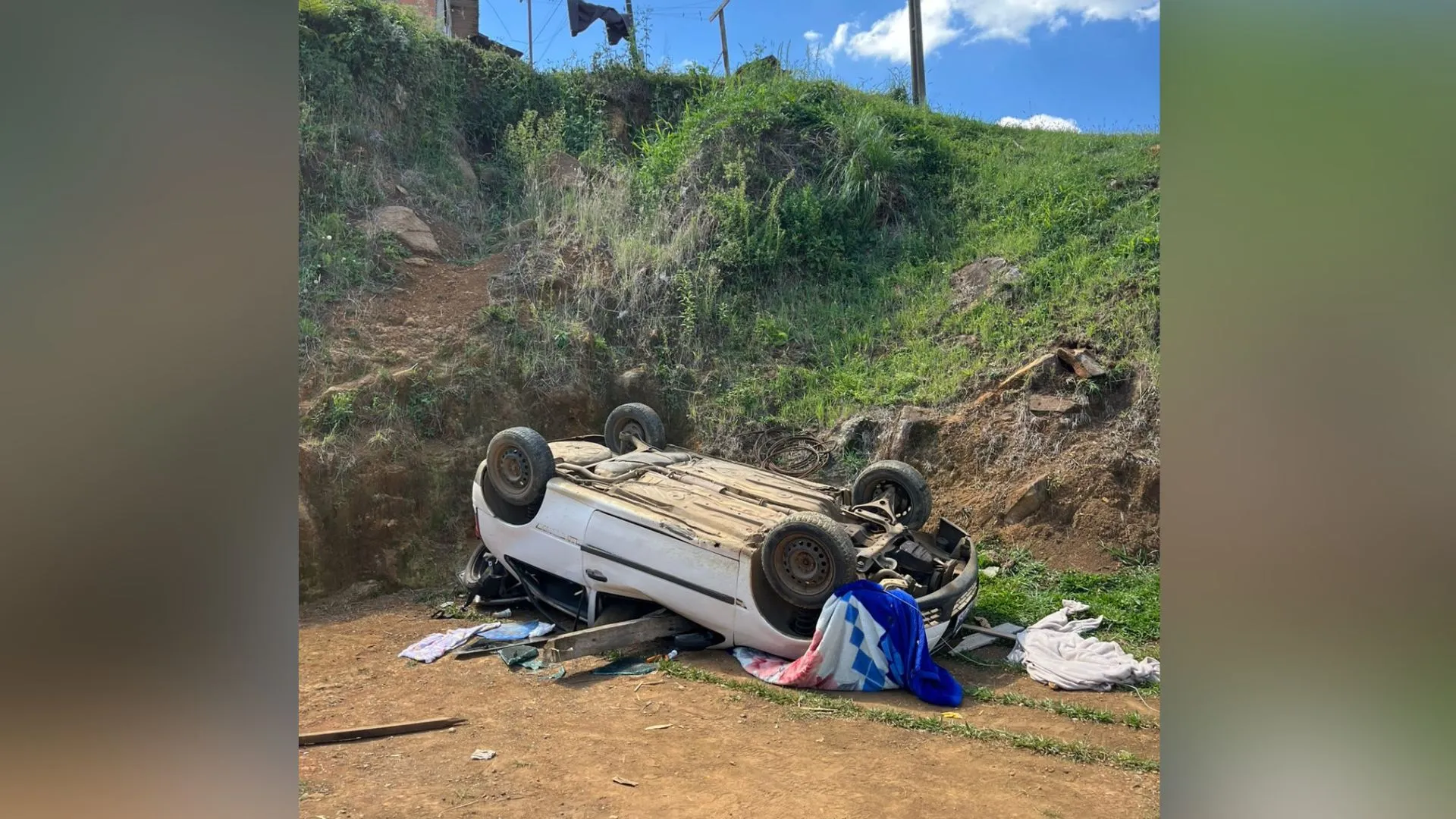 Gol capota e deixa motorista ferida em Santa Cecília
