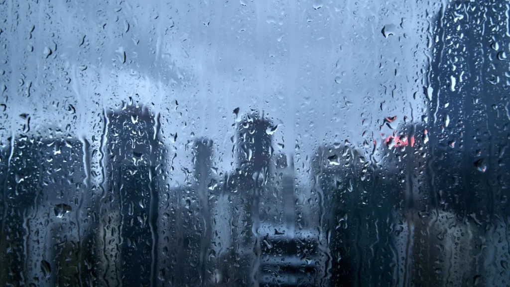 Frente fria traz chuva forte e queda de temperatura