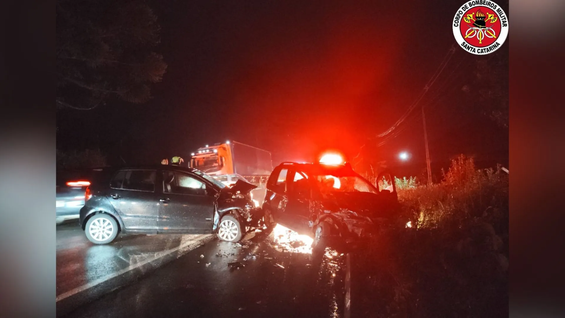Colisão frontal deixa motorista presa nas ferragens em Fraiburgo