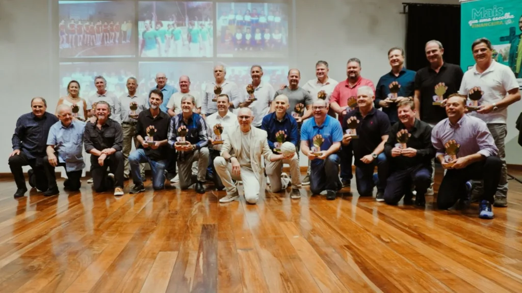 Ex-atletas e técnicos do handebol de Caçador são homenageados