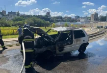 Incêndio em veículo mobiliza bombeiros em Caçador Incêndio em veículo mobiliza bombeiros em Caçador
