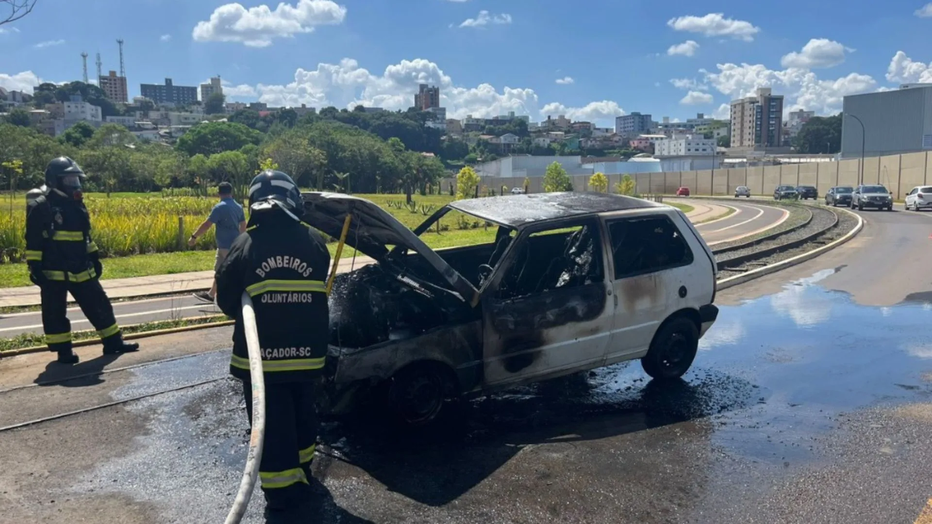 Incêndio em veículo mobiliza bombeiros em Caçador