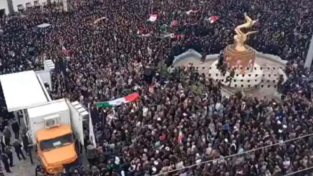 Funeral coletivo reúne multidão após ataque a escola no Irã