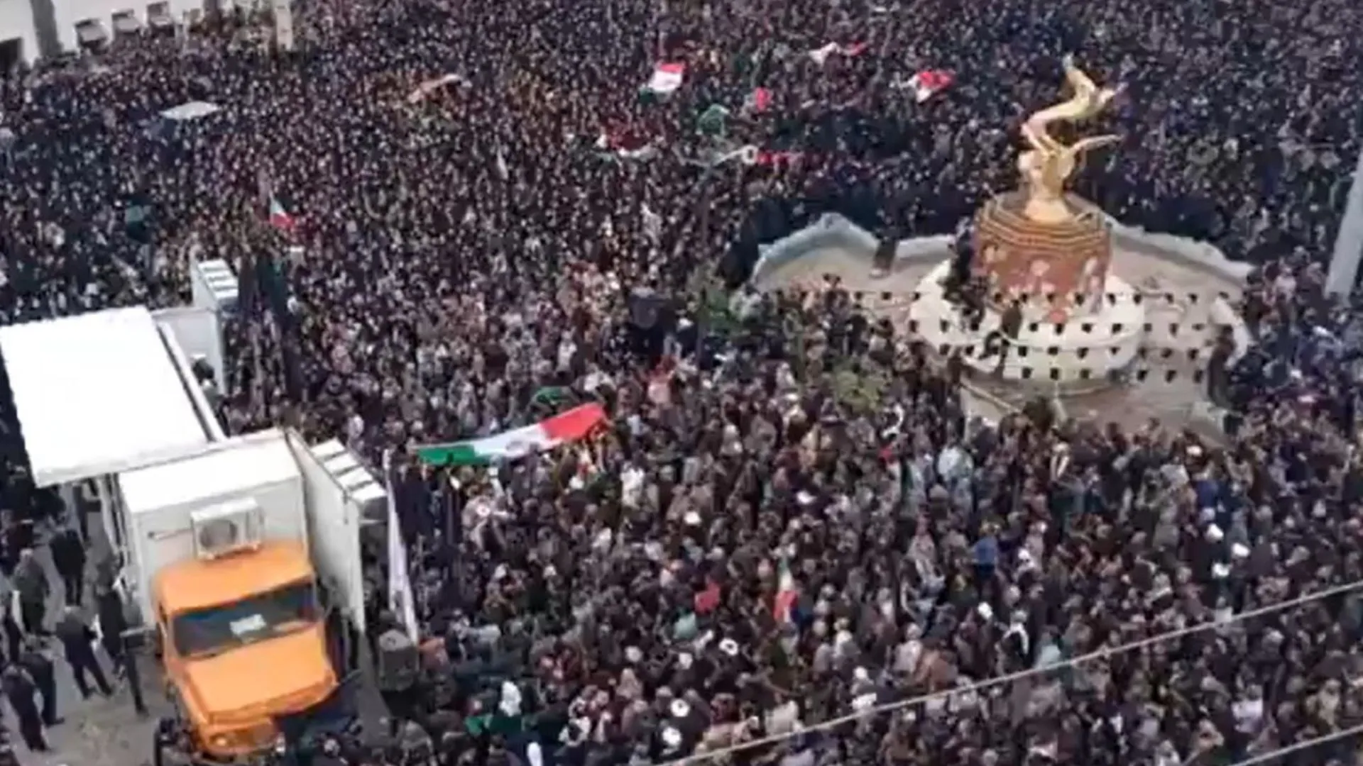 Funeral coletivo reúne multidão após ataque a escola no Irã