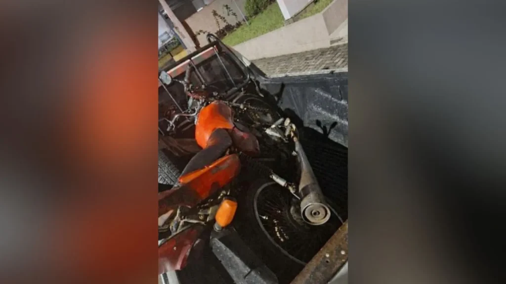 Suspeito é flagrado empurrando motocicleta furtada