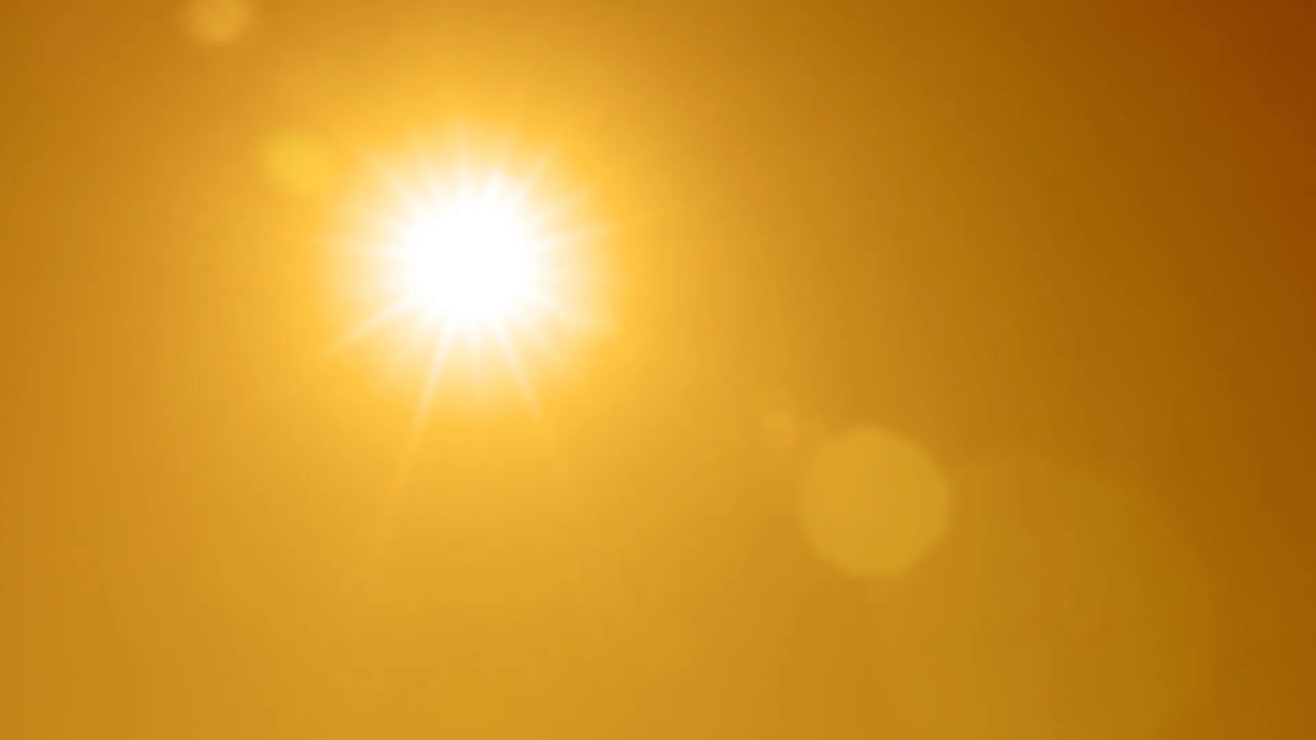 Verão se despede com calor e chuva isolada em SC