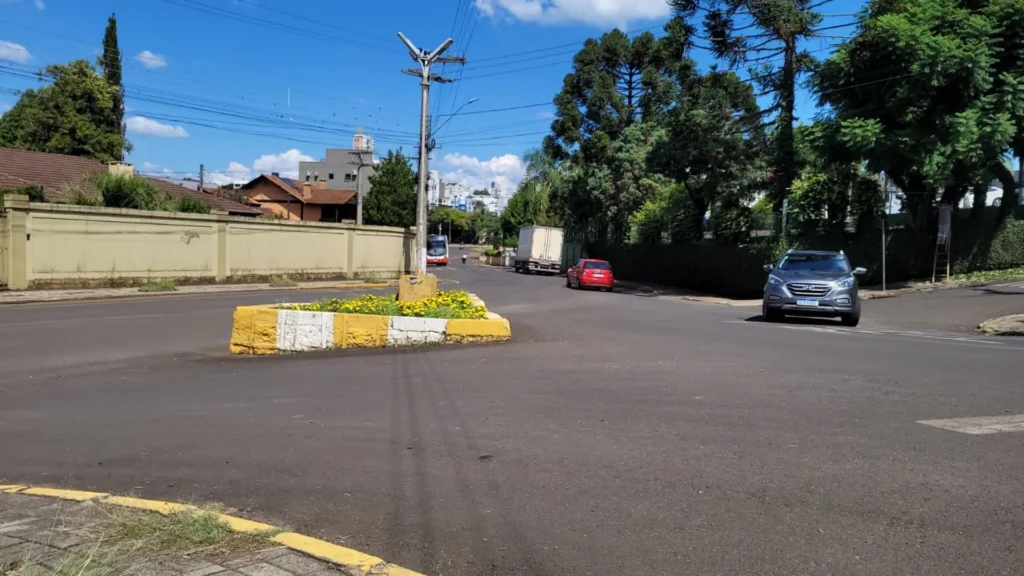 Vereadores solicitam implantação de rótula no bairro DER