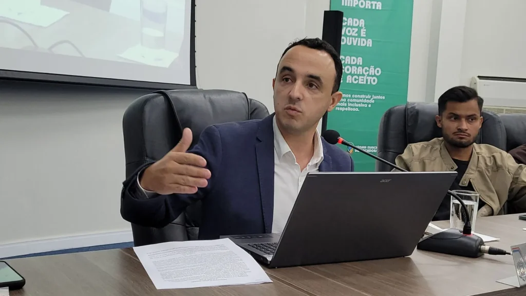 Vereador cobra cumprimento transparência em obras públicas