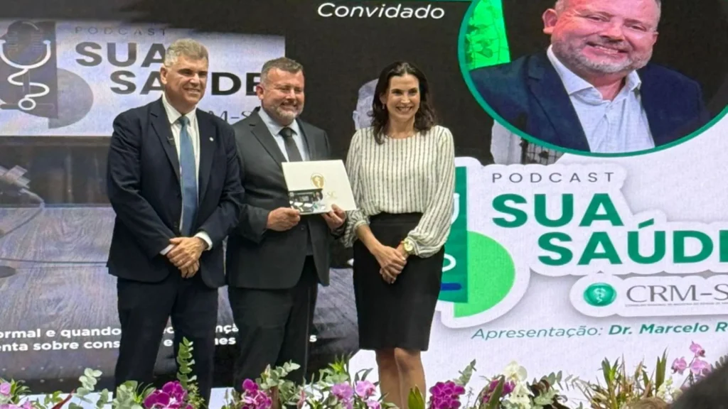 Médico de Videira é homenageado por participação em podcast de saúde do CRM-SC