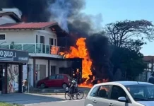 Avião de pequeno porte cai sobre restaurante RS e deixa quatro mortos Avião de pequeno porte cai sobre restaurante RS e deixa quatro mortos