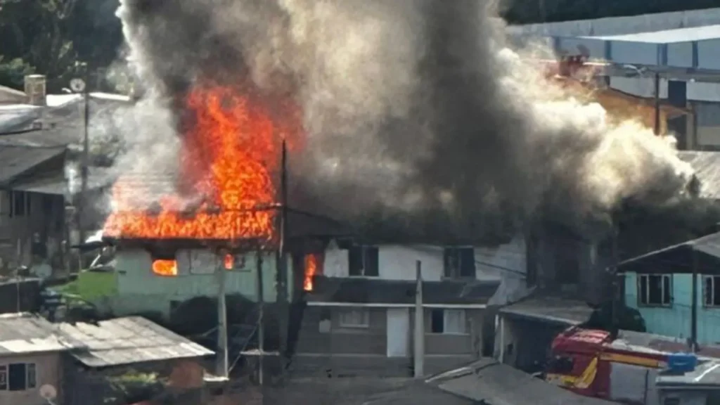 Incêndio atinge residência no bairro Farroupilha em Videira