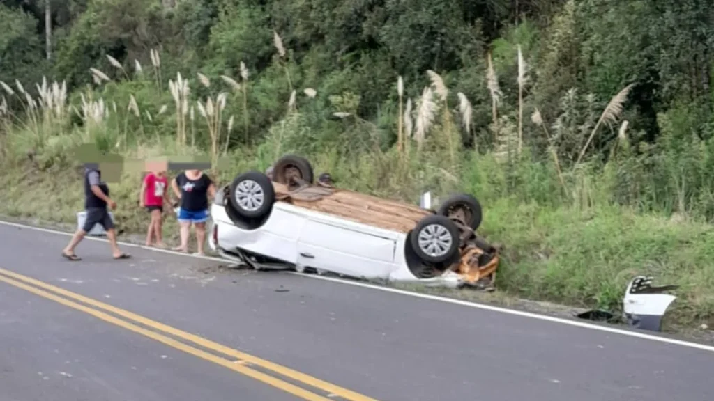 Carro com quatro ocupantes capota em Salto Veloso