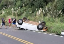 Carro com quatro ocupantes capota em Salto Veloso Carro com quatro ocupantes capota em Salto Veloso