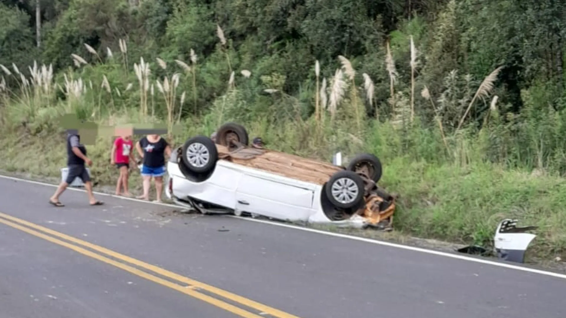 Carro com quatro ocupantes capota em Salto Veloso