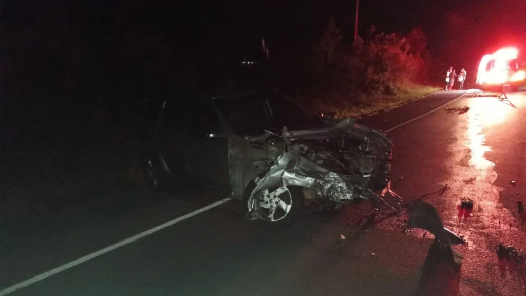 Carro roda na pista e bate em carreta na SC-350