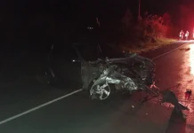 Carro roda na pista e bate em carreta na SC-350 Carro roda na pista e bate em carreta na SC-350