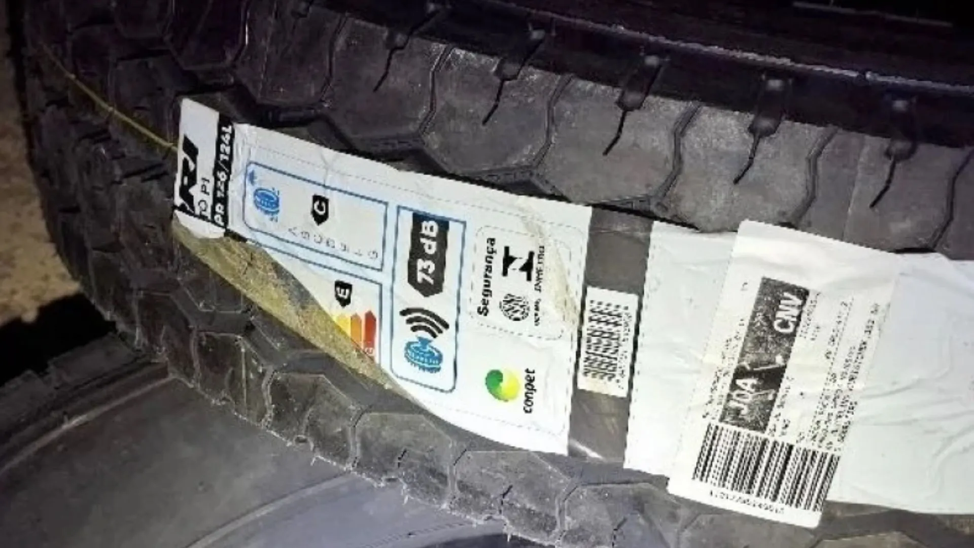 Polícia Militar prende dois homens por furto de pneus em revendedora