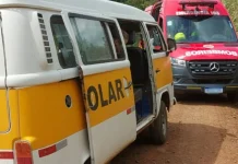 Porta de transporte escolar abre, criança cai e fica ferida Porta de transporte escolar abre, criança cai e fica ferida