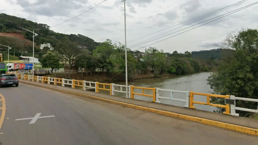 Mulher se joga de ponte em Rio das Antas
