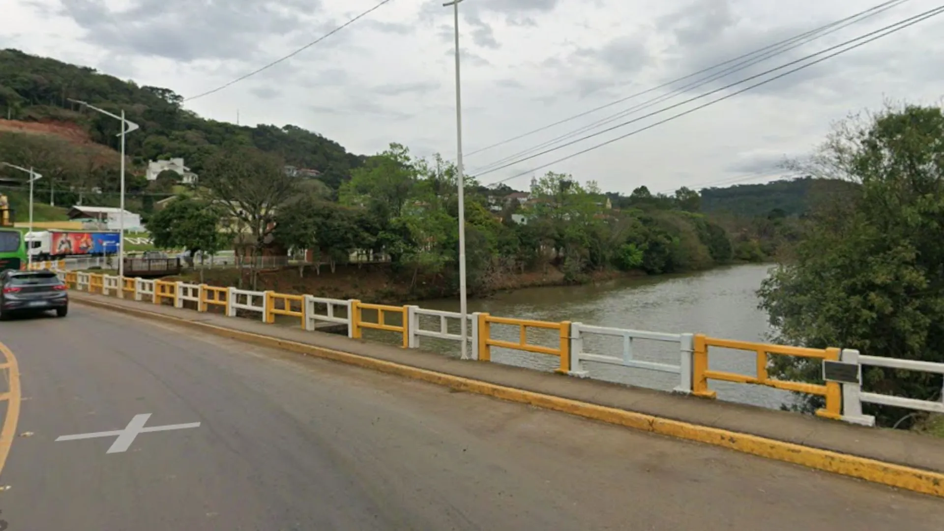 Mulher se joga de ponte em Rio das Antas