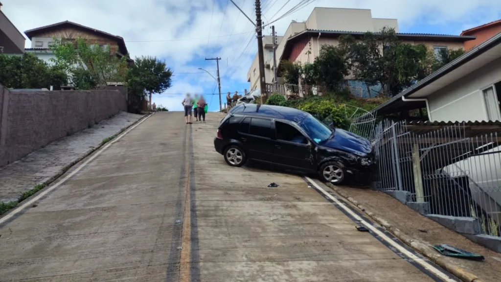 Carro desgovernado desce rua, bate em veículo e quase invade casa