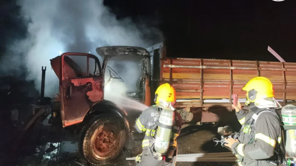 Incêndio atinge caminhão em ferro-velho às margens da SC-355 em Fraiburgo
