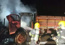 Incêndio atinge caminhão em ferro-velho às margens da SC-355 em Fraiburgo Incêndio atinge caminhão em ferro-velho às margens da SC-355 em Fraiburgo