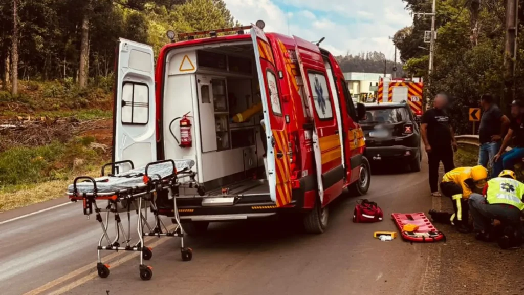 Carga caída na pista provoca queda de moto e deixa homem ferido na SC-135