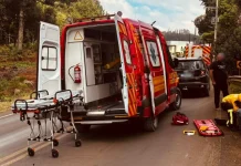 Carga caída na pista provoca queda de moto e deixa homem ferido na SC-135 Carga caída na pista provoca queda de moto e deixa homem ferido na SC-135