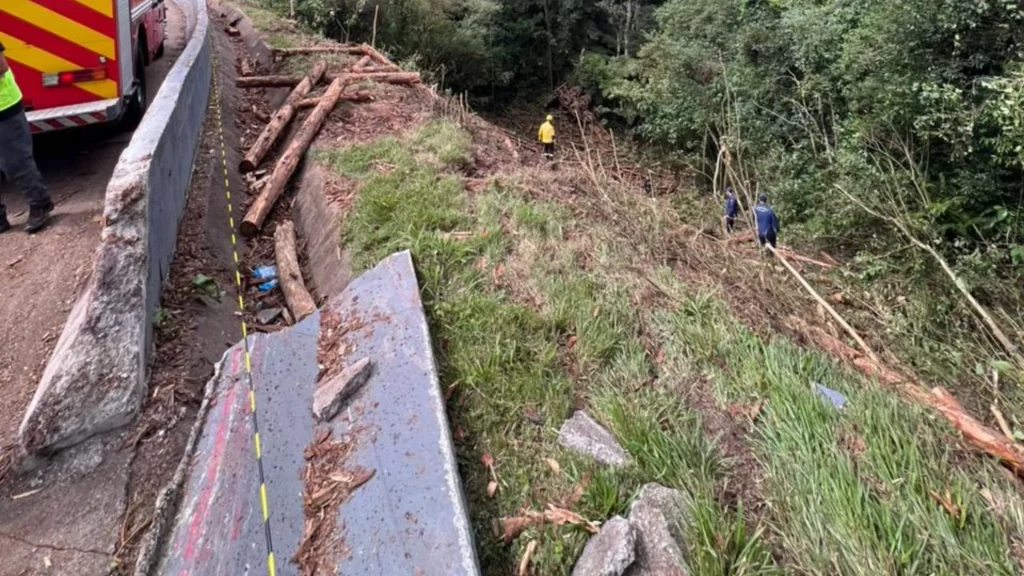 Carreta tomba e cai em ribanceira de 50 metros na BR-116