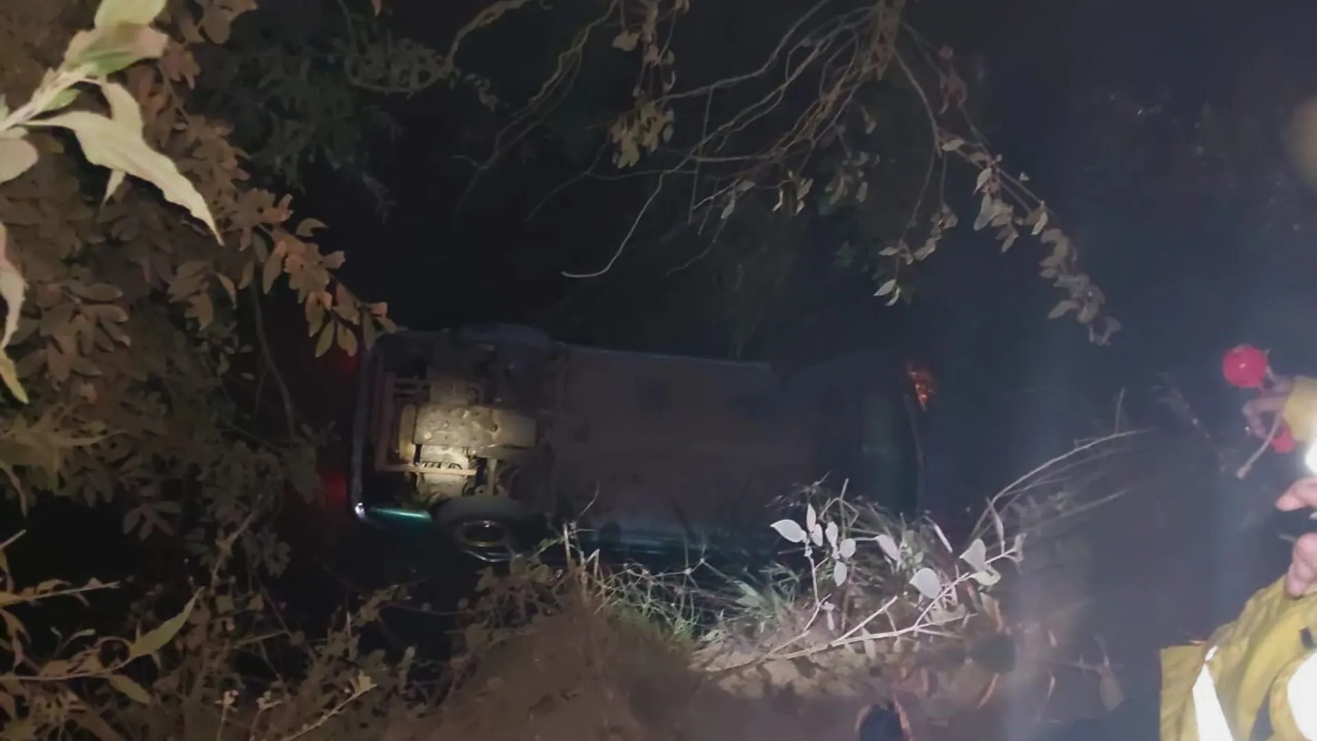 Carro cai de ponte e motorista fica ferido em Videira