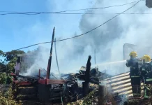 Incêndio de grandes proporções atinge casa em Fraiburgo Incêndio de grandes proporções atinge casa em Fraiburgo