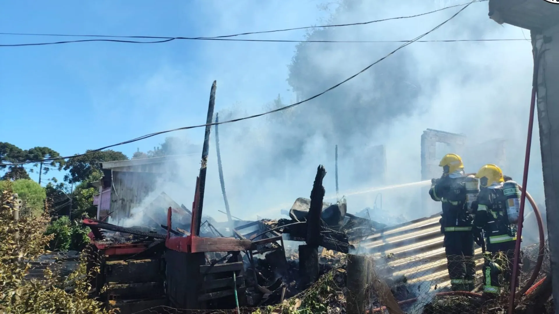 Incêndio de grandes proporções atinge casa em Fraiburgo