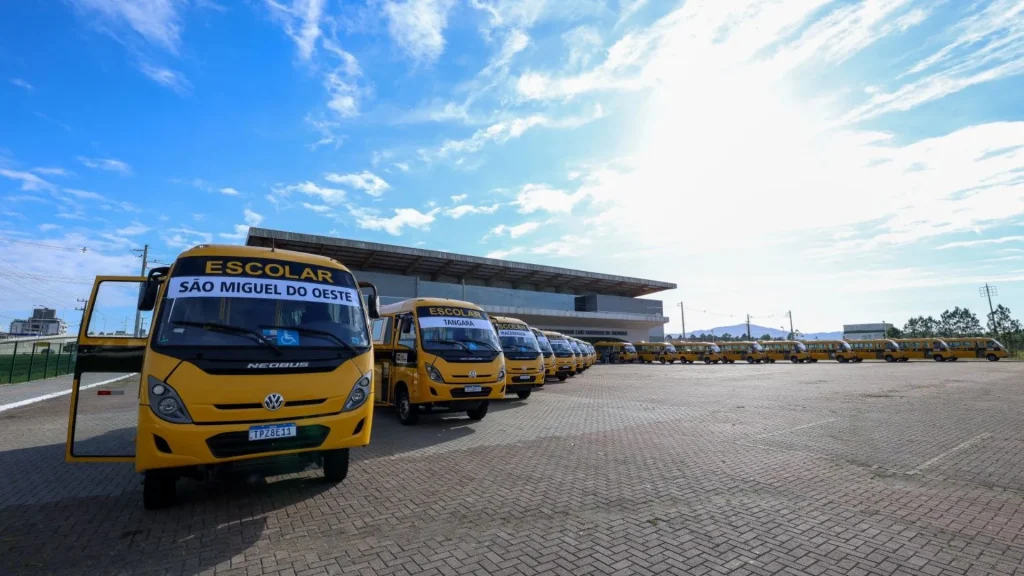 SC entrega ônibus escolares e municípios do Meio-Oeste são contemplados