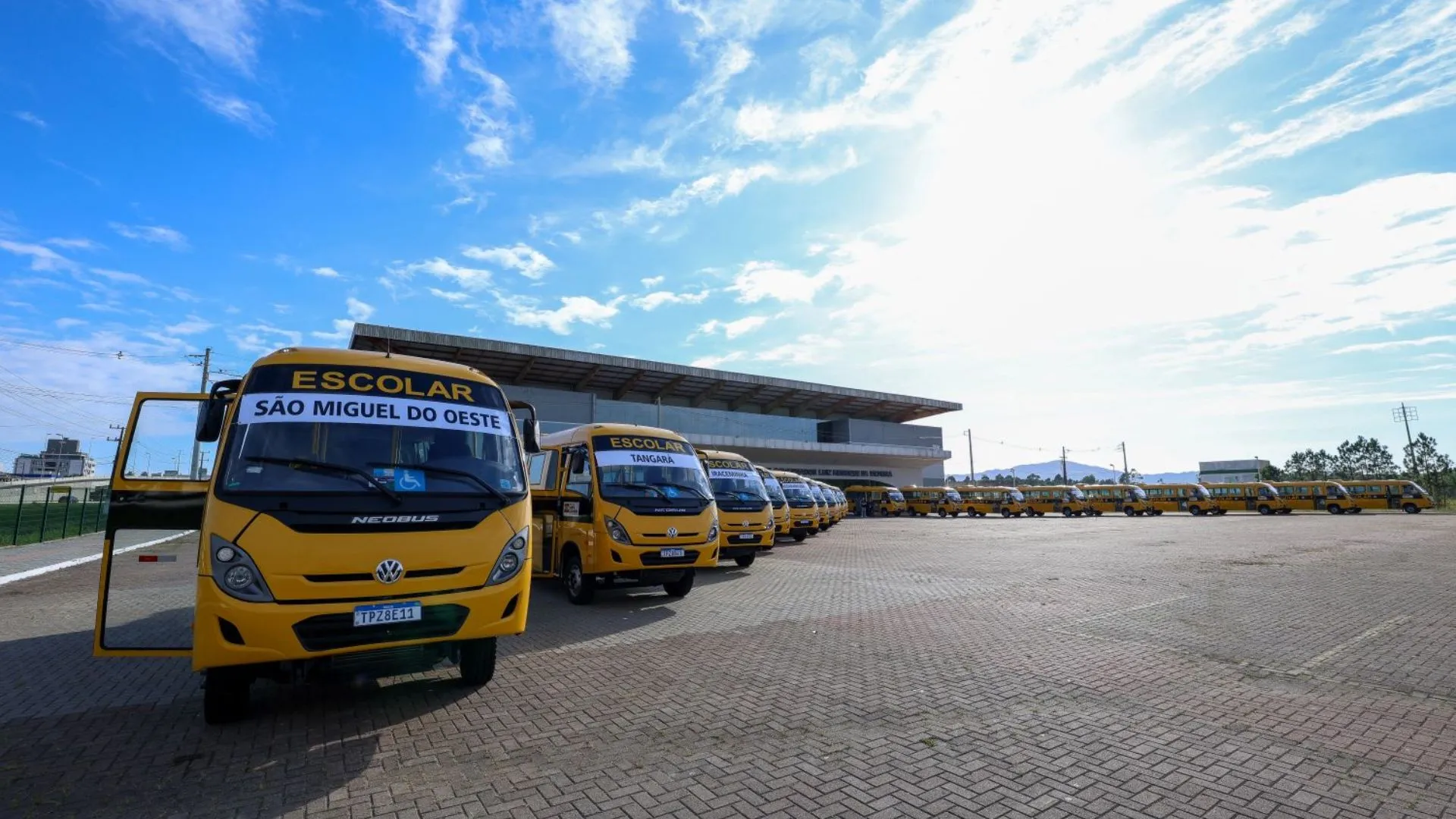SC entrega ônibus escolares e municípios do Meio-Oeste são contemplados