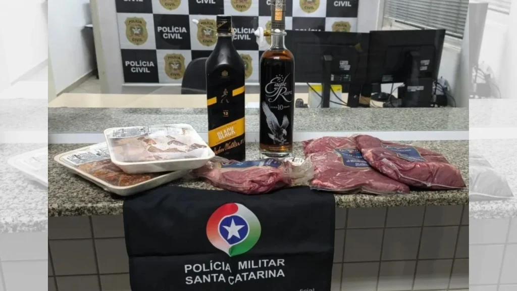 Funcionário de 17 anos é apreendido após furtar carnes e bebidas em supermercado