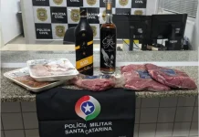 Funcionário de 17 anos é apreendido após furtar carnes e bebidas em supermercado Funcionário de 17 anos é apreendido após furtar carnes e bebidas em supermercado
