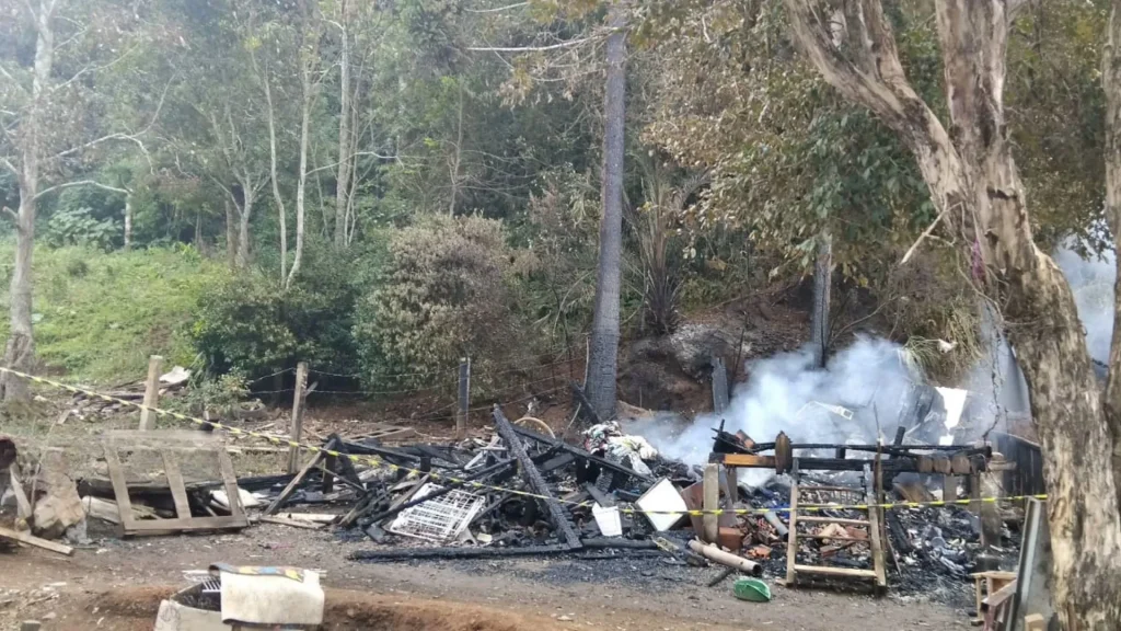 Família que teve casa destruída em incêndio pede ajuda para reconstrução