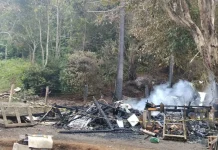 Família que teve casa destruída em incêndio pede ajuda para reconstrução Família que teve casa destruída em incêndio pede ajuda para reconstrução