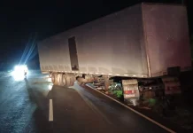 Caminhoneiro perde controle e bate contra talude na SC-355 Caminhoneiro perde controle e bate contra talude na SC-355