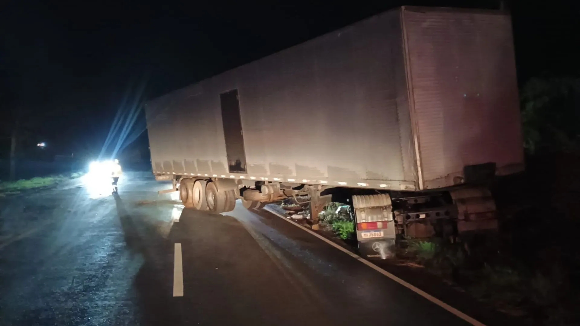 Caminhoneiro perde controle e bate contra talude na SC-355