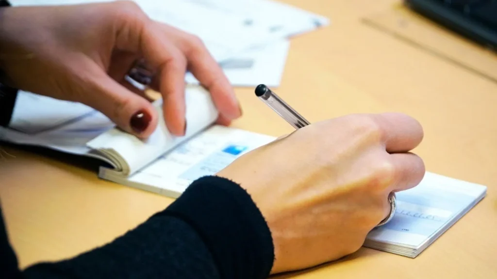 Uso de cheque recua 18% em 2025 e cai quase 97% desde 1995