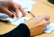 Uso de cheque recua 18% em 2025 e cai quase 97% desde 1995 Uso de cheque recua 18% em 2025 e cai quase 97% desde 1995