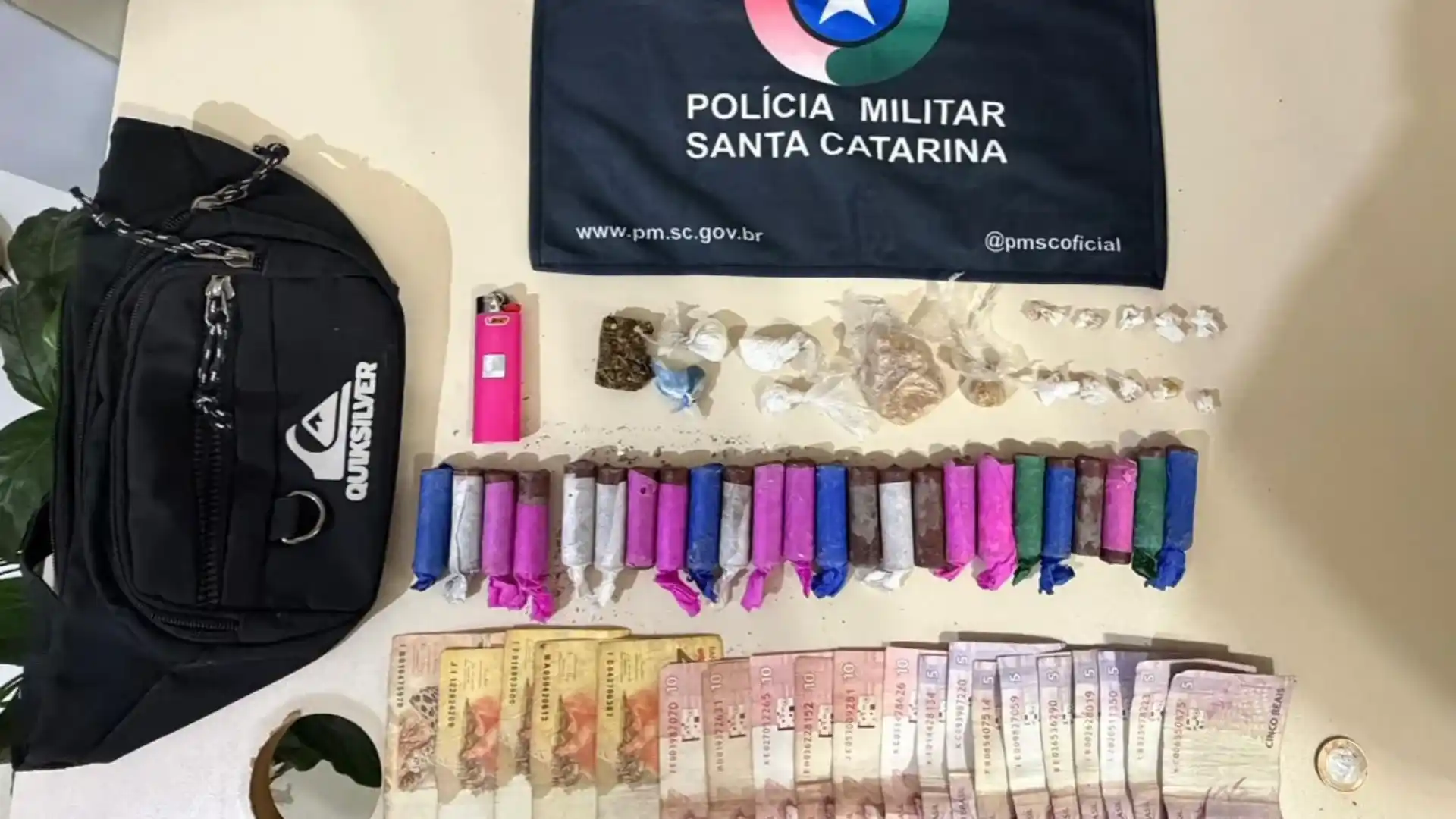 Polícia flagra drogas e detém dois homens durante abordagem no bairro Amarante