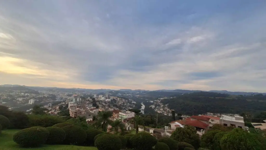 Tempo em SC: Sol predomina e temperaturas sobem nesta quarta-feira (22)