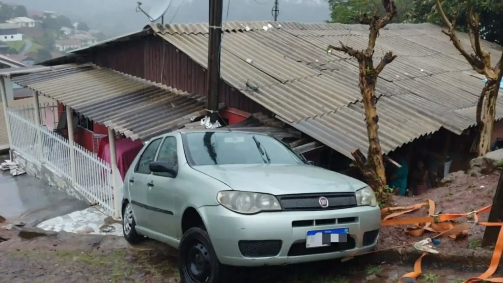 Carro colide contra residência em Tangará e motorista é resgatada pelos bombeiros