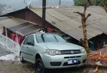 Carro colide contra residência em Tangará e motorista é resgatada pelos bombeiros Carro colide contra residência em Tangará e motorista é resgatada pelos bombeiros
