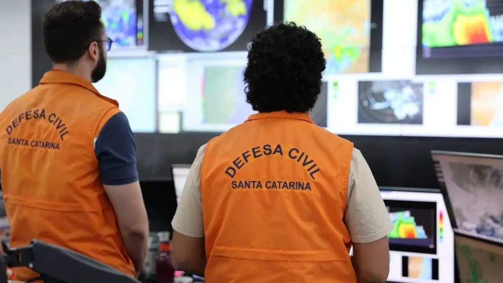 Risco de desabamento leva Defesa Civil a interditar prédio em Joaçaba