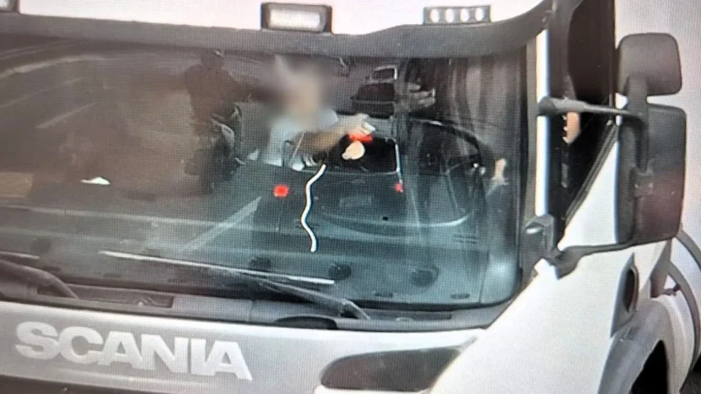 Criança no volante e motorista no celular geram flagrante na BR-282