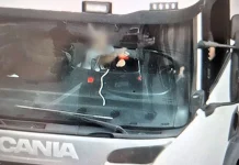 Criança no volante e motorista no celular geram flagrante na BR-282 Criança no volante e motorista no celular geram flagrante na BR-282